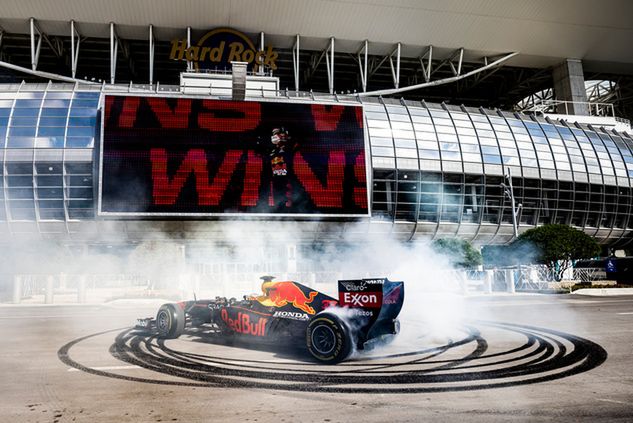 Verstappen przełamał dominację Hamiltona i Mercedesa (fot. Red Bull)