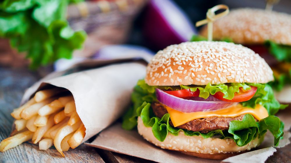 Hamburger z przyprawami i warzywami