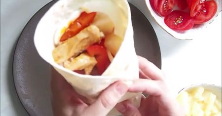 Najlepsza tortilla z kurczakiem, papryką i sosem czosnkowym