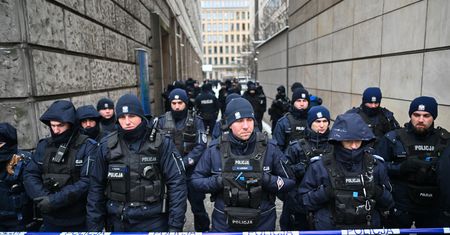 Policja otoczyła budynek TVP. "Jesteśmy nielegalnie przetrzymywani"