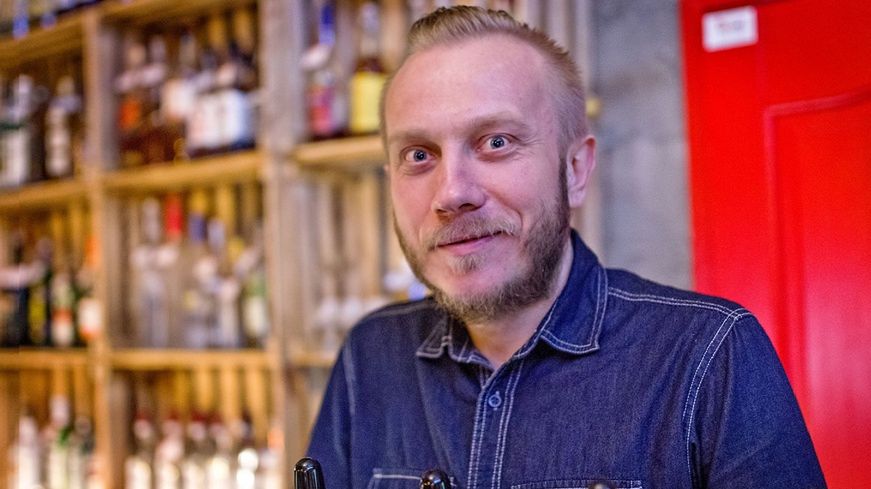 Właściciele Klubokawiarni KEN54 są zszokowani odbiorem ich zbiórki. Na zdjęciu Mariusz Prządak, współwłaściciel lokalu.