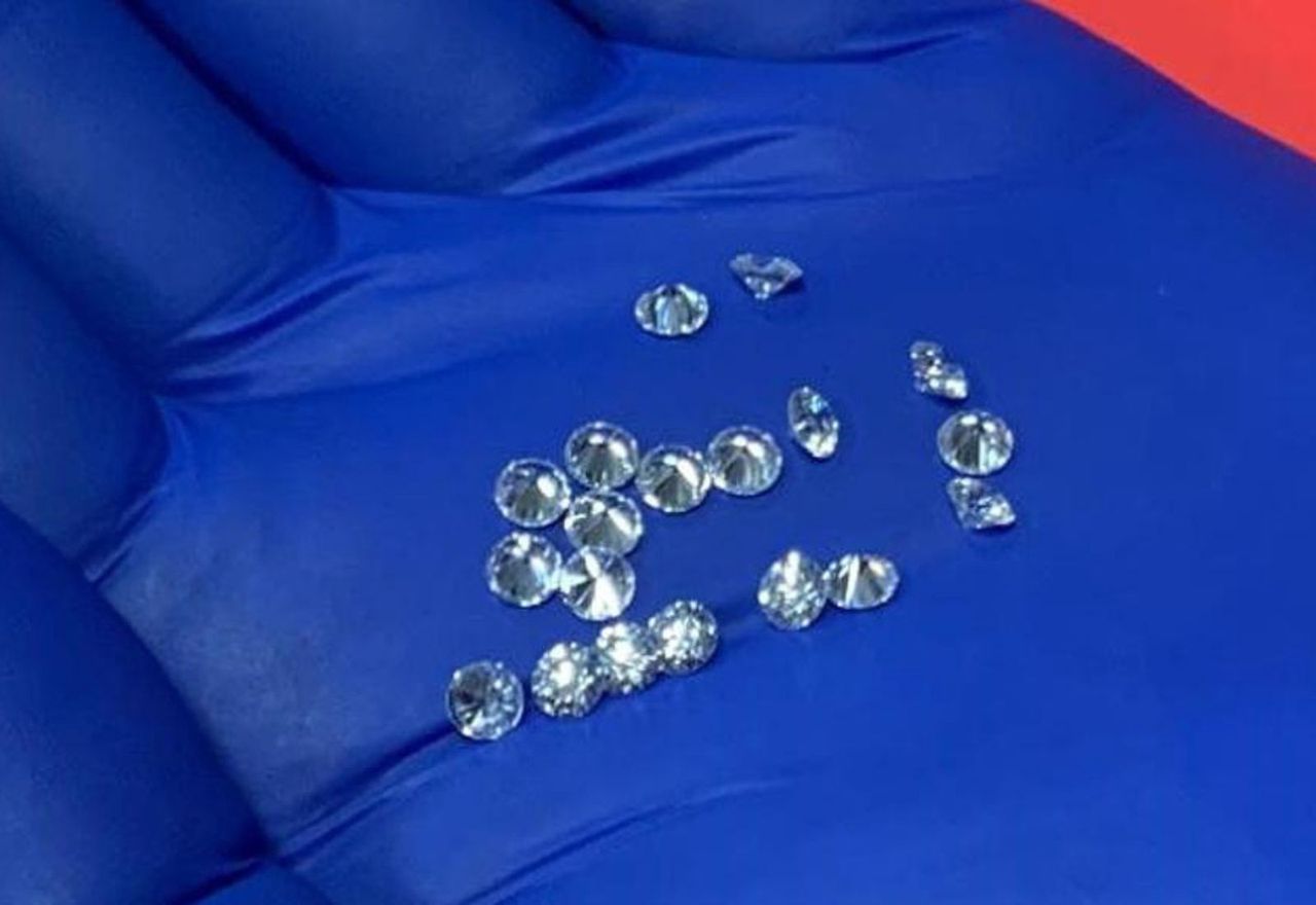 Celnicy sprawdzili jej skarpetki. Przyleciała do Warszawy z Dubaju