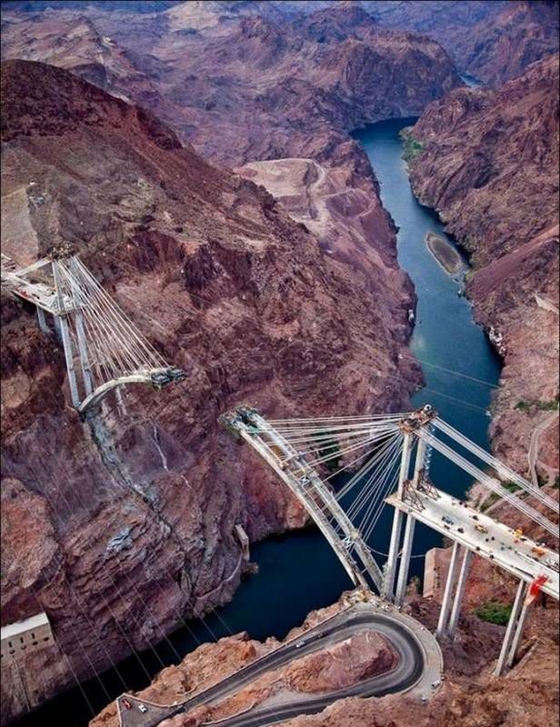 Budowa Hoover Dam Bypass (Fot. Izismile.com)