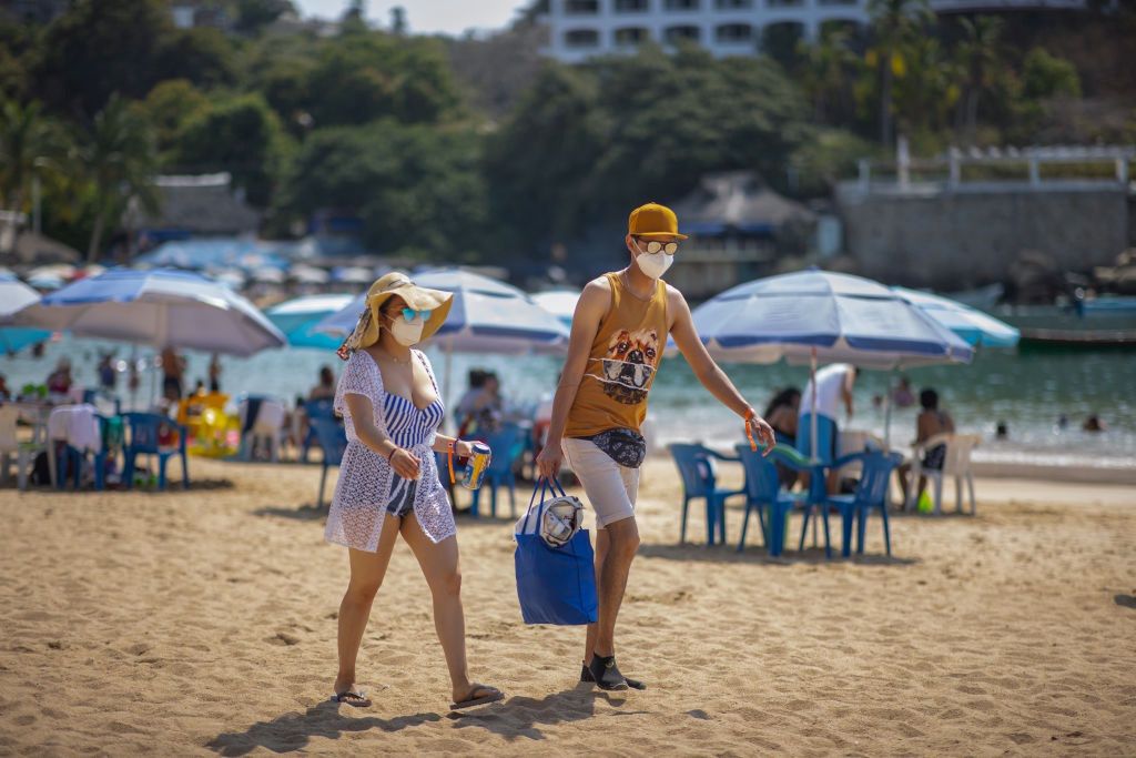 Turyści na plaży w Acapulco