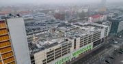 Wrocław: Mnóstwo gruzu i metalu na dachu Arkad Wrocławskich. Trwa rozbiórka dawnej galerii. Na pierwszy ogień poszedł parking