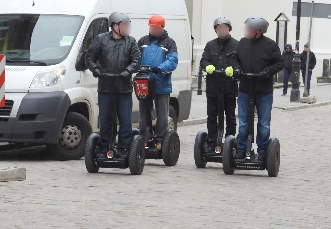 Użytkownicy sewayóg jadą, ale w świetle polskiego prawa jedynie idą