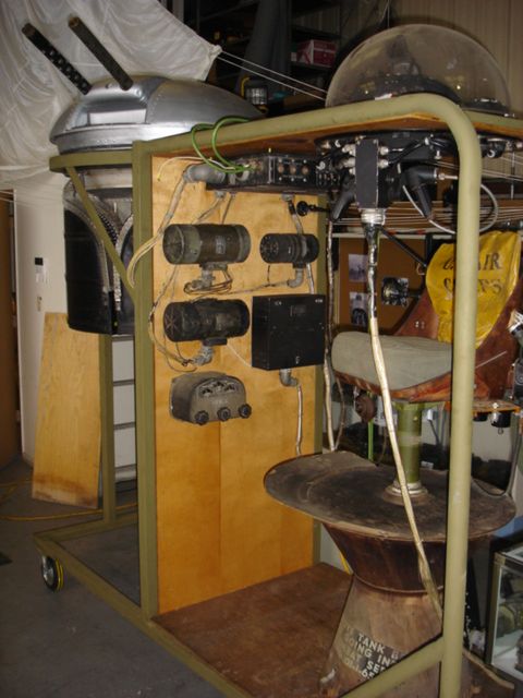 Wystawa pokazująca w uproszczeniu połączenie stanowiska strzelca pokładowego i wieżyczki z uzbrojeniem w B-29. Stockton Field Aviation Museum.