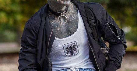 Chciał wyglądać jak "czarny kosmita". Usunął uszy i przeciął język