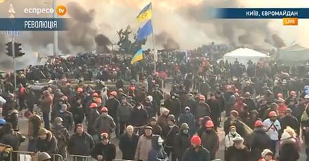 Zamieszki na Ukrainie. Groźba wojny domowej chwilowo zażegnana. Merkel "w ścisłym kontakcie" z Putinem, a NATO...