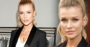 Zakryła dekolt i włożyła spodnie, a nadal wygląda seksownie! Joanna Krupa w nietypowej stylizacji na pokazie Simple
