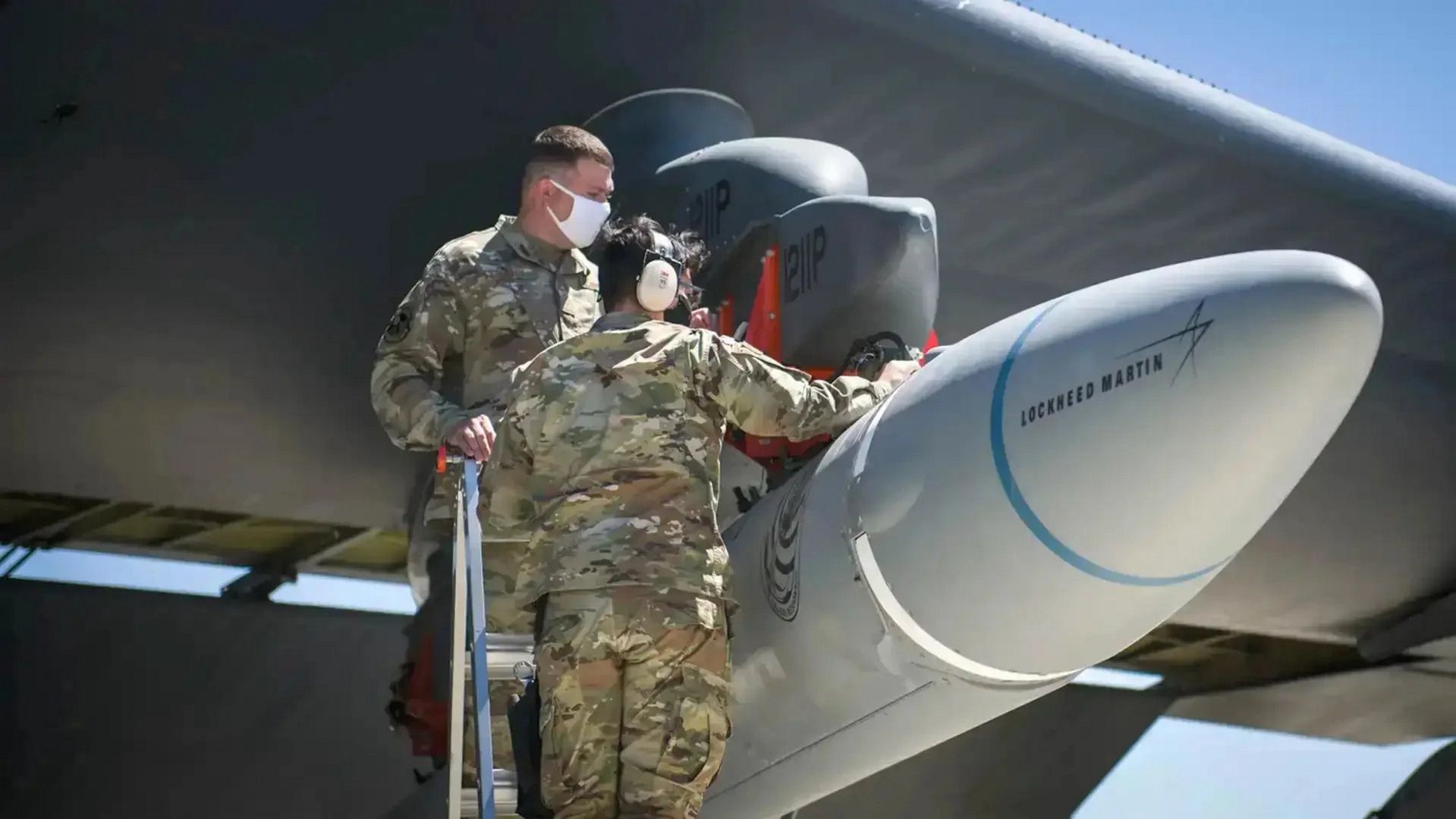 Pocisk AGM-138A ARRW pod skrzydłem B-52