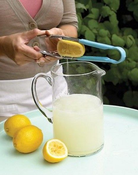 Jeśli nie ma wyciskarki pod ręką, szczypce w tej roli sprawdzą się genialnie.