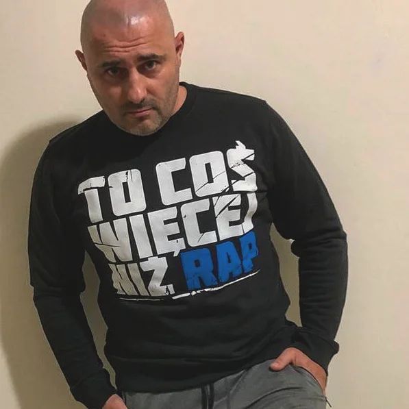 Raper Pih o Kurdej-Szatan w nowej piosence: "TĘPA DZIDA" 