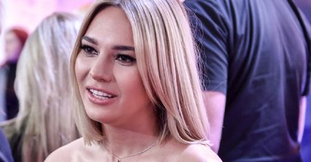 Włożyła obcisłą sukienkę. Rozcięcie "zrobiło robotę"