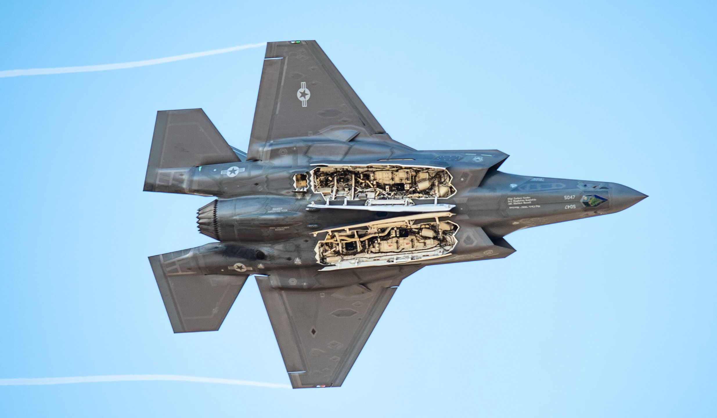 F-35 z otwartymi komorami uzbrojenia