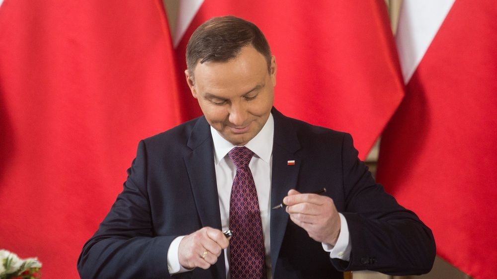 W uzasadnieniu napisano, że mandat posła czy senatora pełniony jest nie tylko na sali posiedzeń.