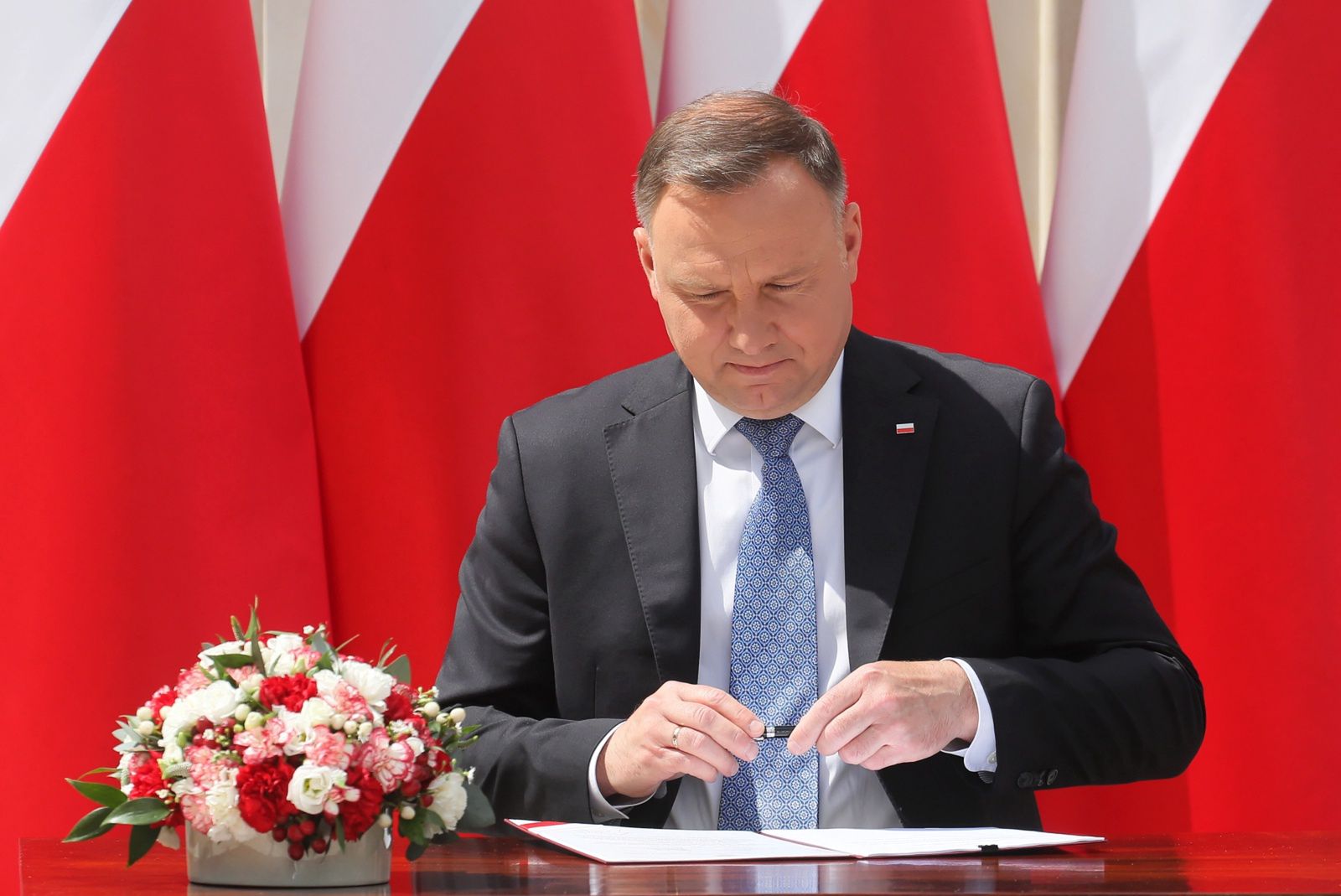 Andrzej Duda podpisał projekt zmiany konstytucji. Chodzi o adopcję przez pary jednopłciowe