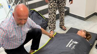 Nietypowe szkolenie w Legnickim Polu. Ćwiczyli zjazdy po schodach