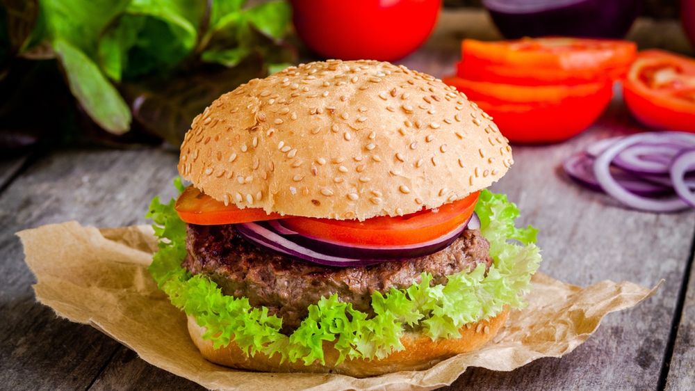 Powiększony hamburger z przyprawami i warzywami