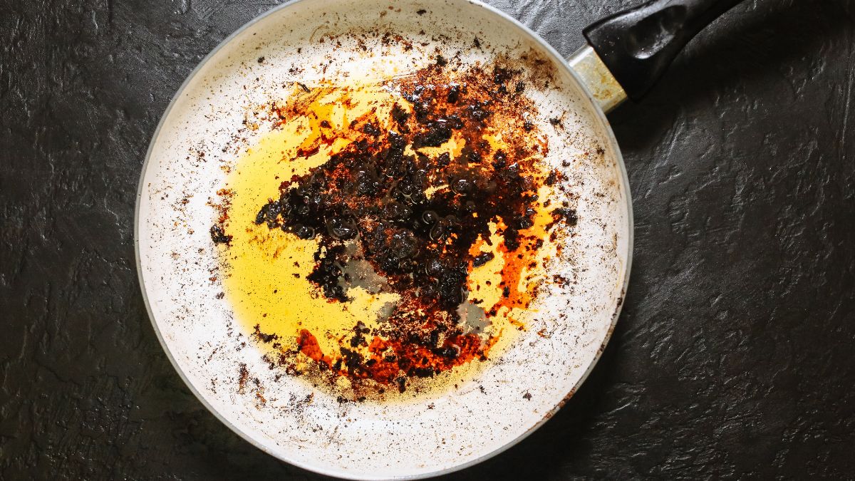 Do patelni przywiera jedzenie? Jeszcze można ją uratować