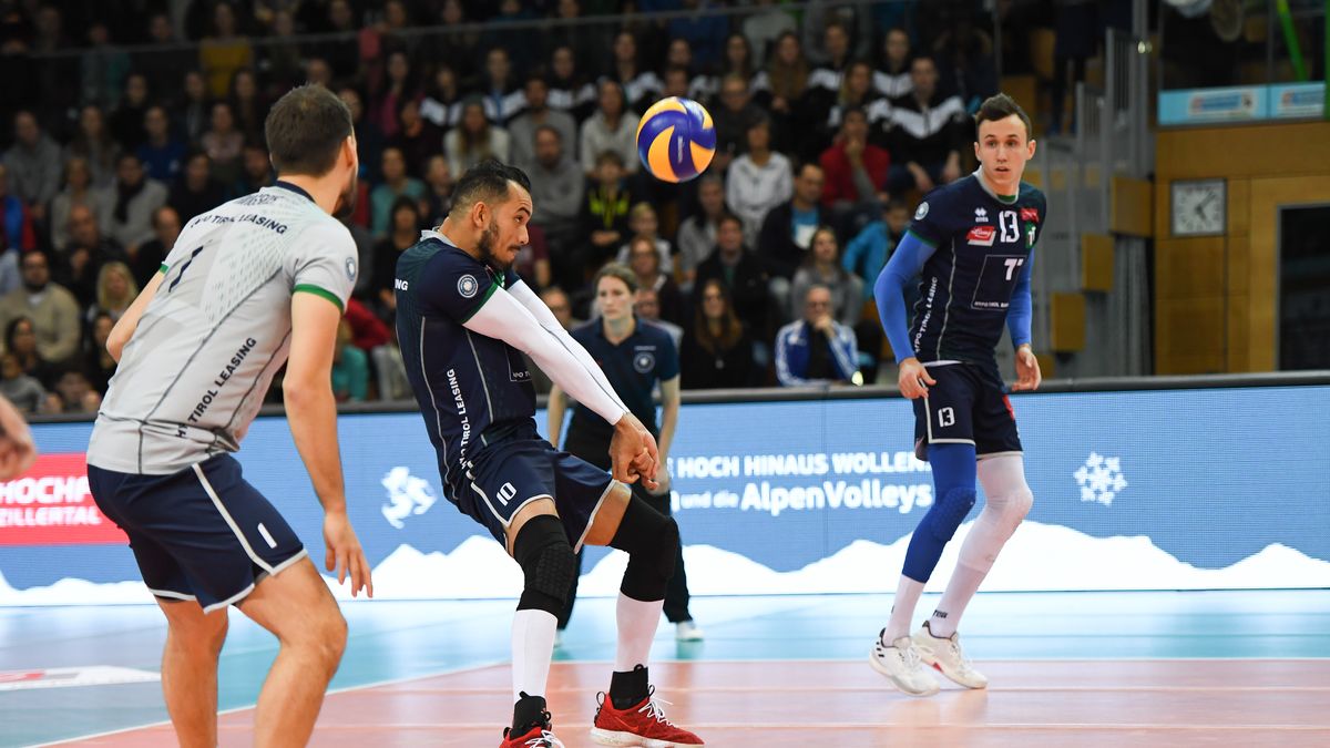 Materiały prasowe / Edmund Zuber / alpenvolley.com / Paweł Halaba (nr 13) w meczu Hypo Tirol Alpenvolleys