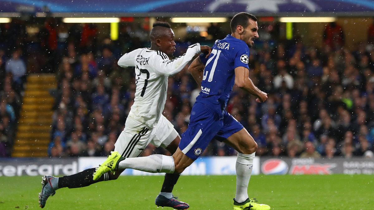 PAP/EPA / 	PAP/EPA/NEIL HALL / Na zdjęciu: Donald Guerrier (z lewej) z Karabachu Agdam i Davide Zappacosta (z prawej) z Chelsea Londyn