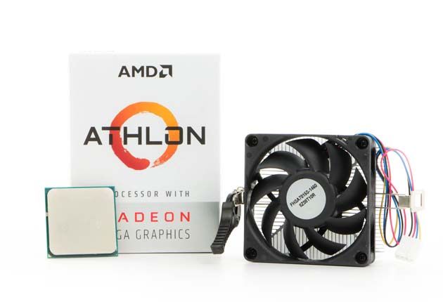 AMD Athlon obok pudełka i radiatora
