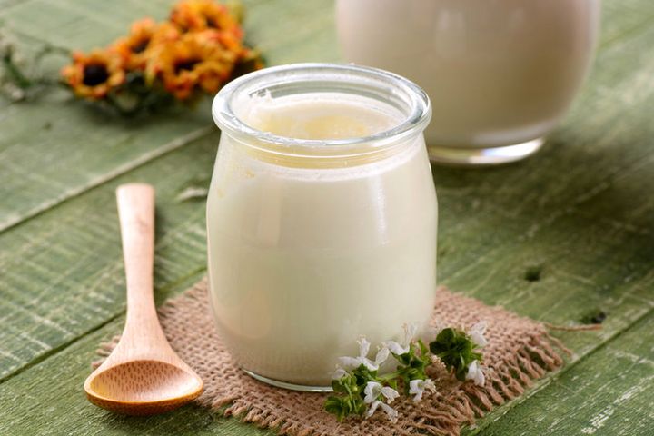 Jogurt naturalny z pełnego mleka (8 g białka w 225 g)