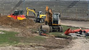 Kuriozalna sytuacja. Liga rusza za moment, a ich stadion przypomina plac budowy