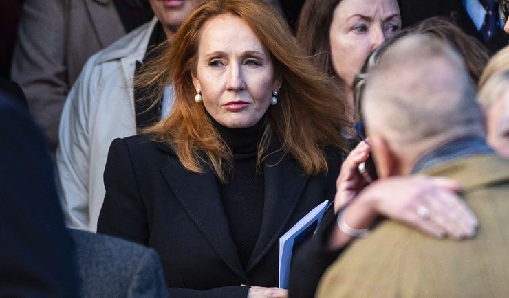 Po "Harrym Potterze" zaczęła pisać kryminały. Nie chciała, żeby ktoś się dowiedział