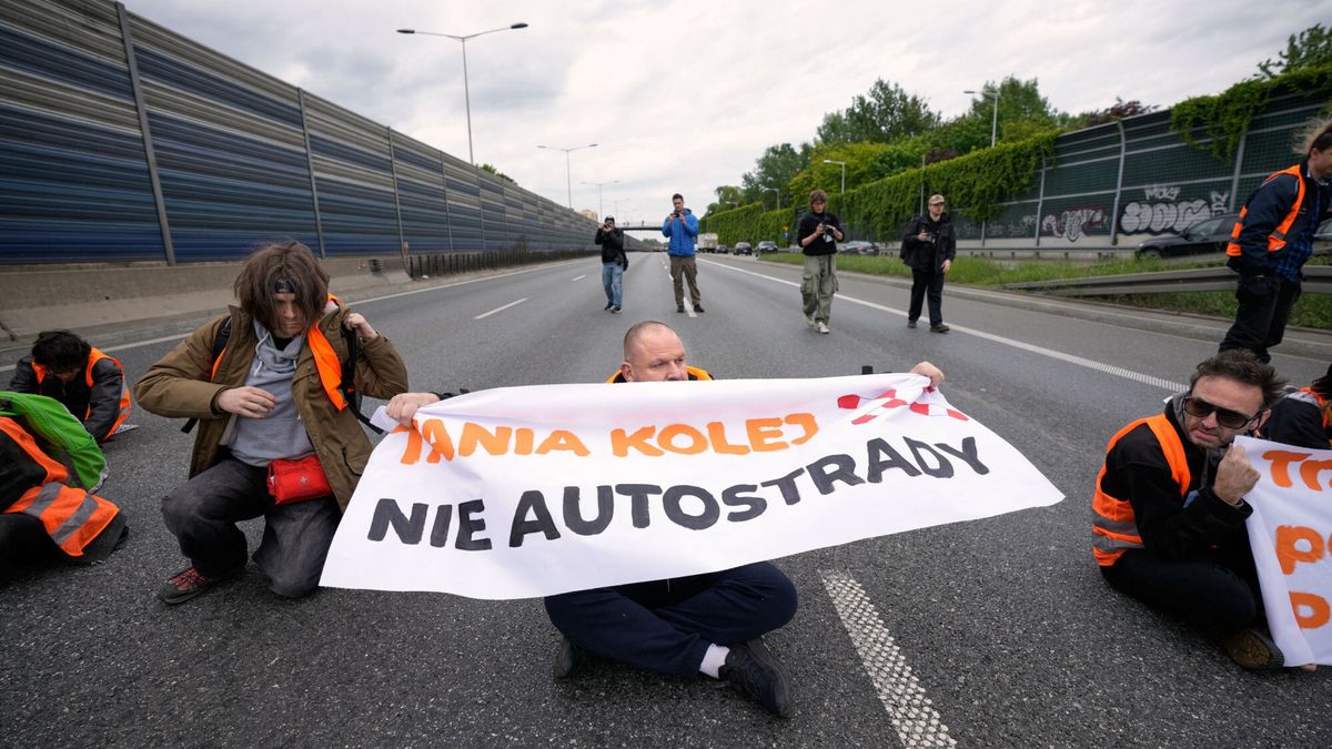 Ostatnie Pokolenie blokujące mosty w Warszawie.