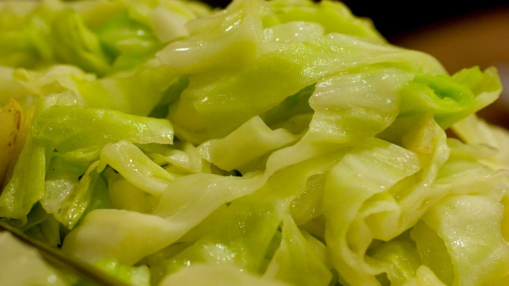 Gotowana kapusta chińska (pak-choi) bez dodatku soli, odsączona