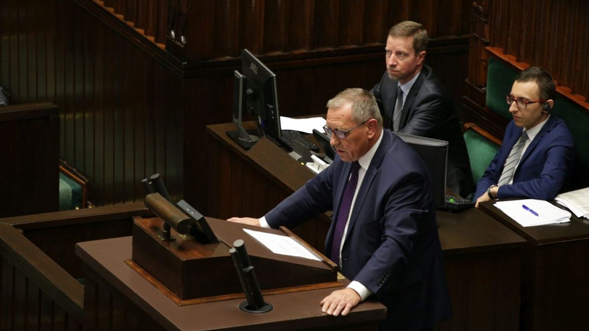 Były minister środowiska Jan Szyszko w Sejmie. To jego ministerstwo pilotowało ustawę