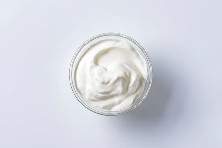 Jogurt naturalny o obniżonej zawartości tłuszczu (12 g białka w 225 g)