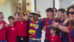 Wypatrzyli go w tłumie kibiców FC Barcelony. Poznajesz?