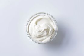 Jogurt naturalny o obniżonej zawartości tłuszczu (12 g białka w 225 g)