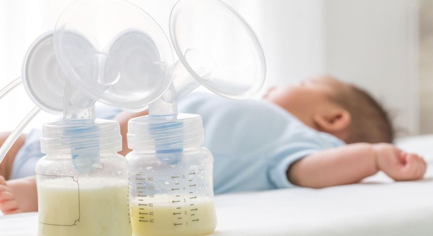 Holenderscy lekarze chcą podawać seniorom przeciwciała obecne w mleku matki