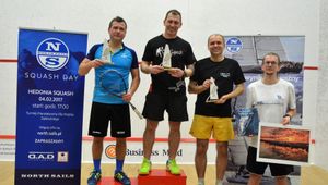 Żeglarze zagrali charytatywnie w squasha, aby pomóc choremu na nowotwór trenerowi
