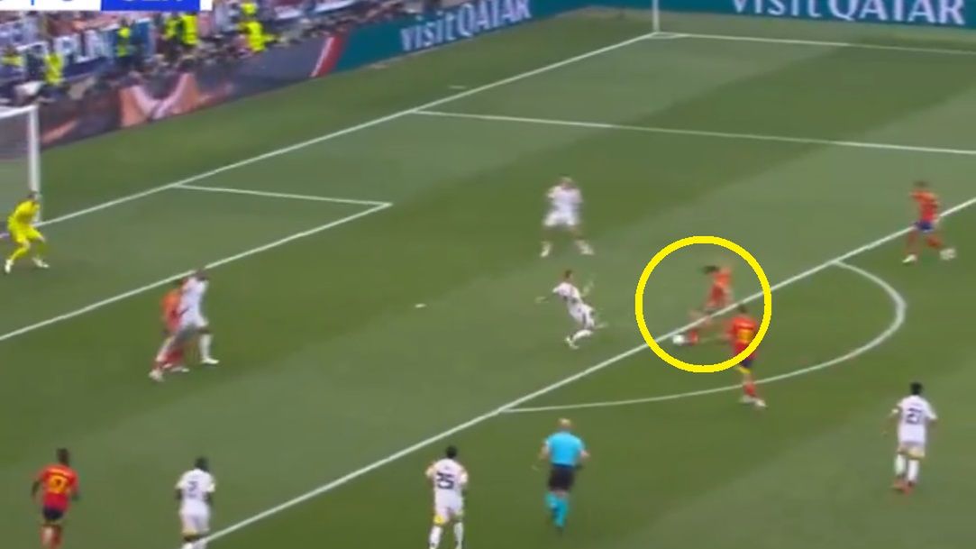 Twitter / TVP Sport / Na zdjęciu: uderzenie Pedriego