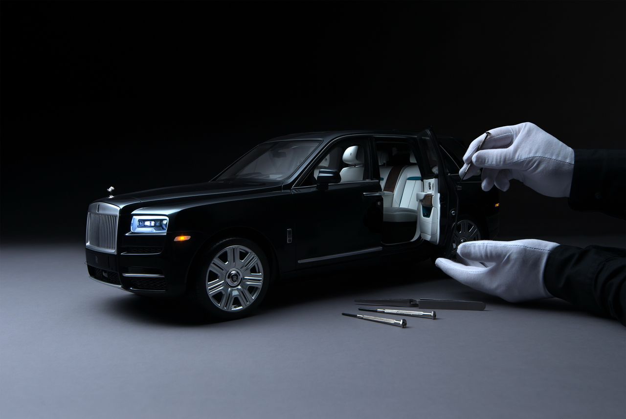 Rolls-Royce Cullinan w skali 1:8 wygląda jak prawdziwy i ma kokpit wykończony drewnem