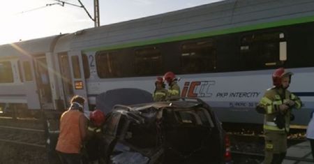 Auto wjechało w pociąg na przejeździe. Rogatki były podniesione