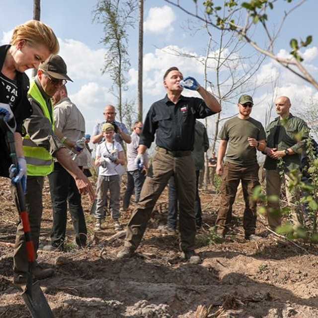 Agata Duda i Andrzej Duda sadzą drzewka