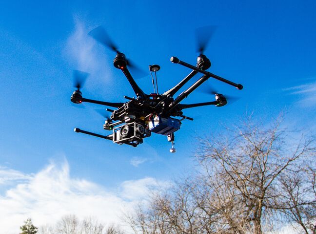 W Japonii powstała jednostka antydronowa.  Policyjne drony łapią cywilne statki w sieć