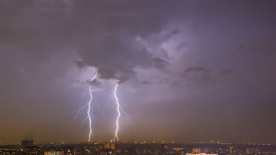 Pogoda burza miasto pioruny błyskawice