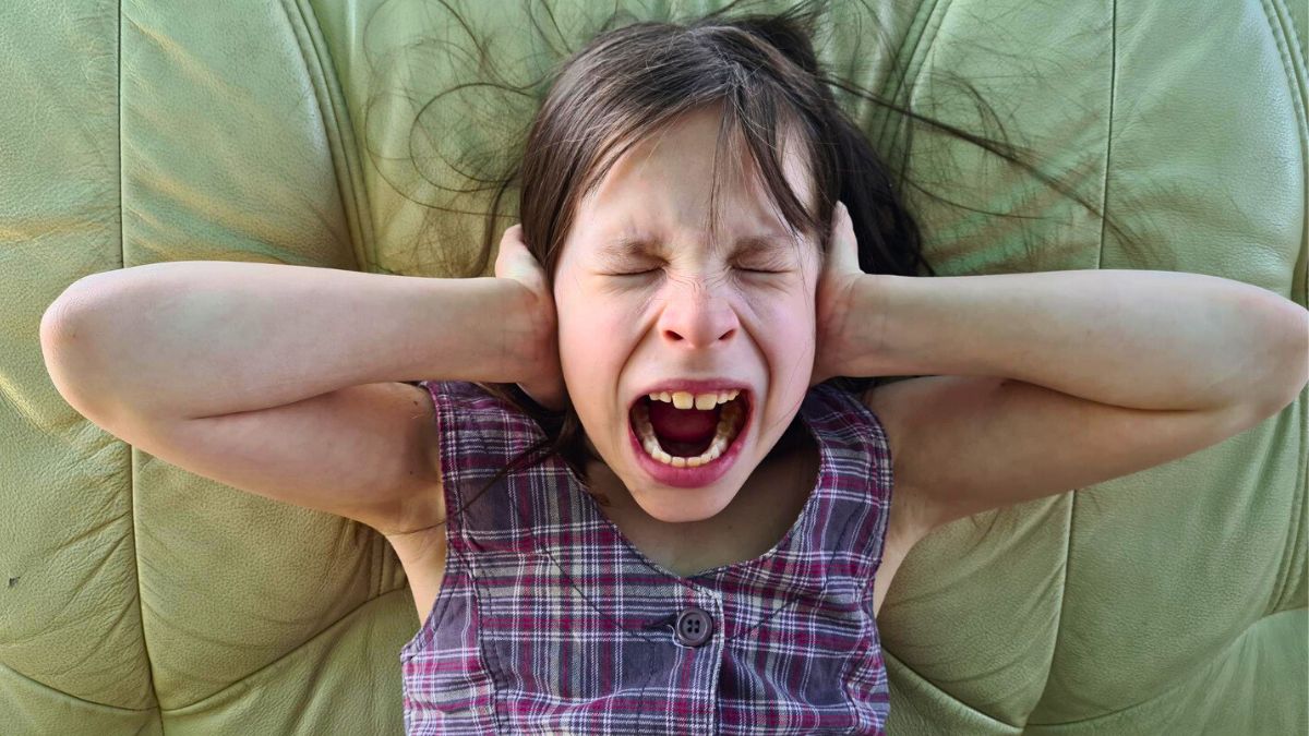 Dziewczynka krzyczy i zatyka uszy rękami