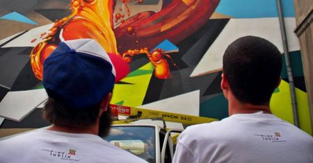 Mural inspirowany transportem miejskim