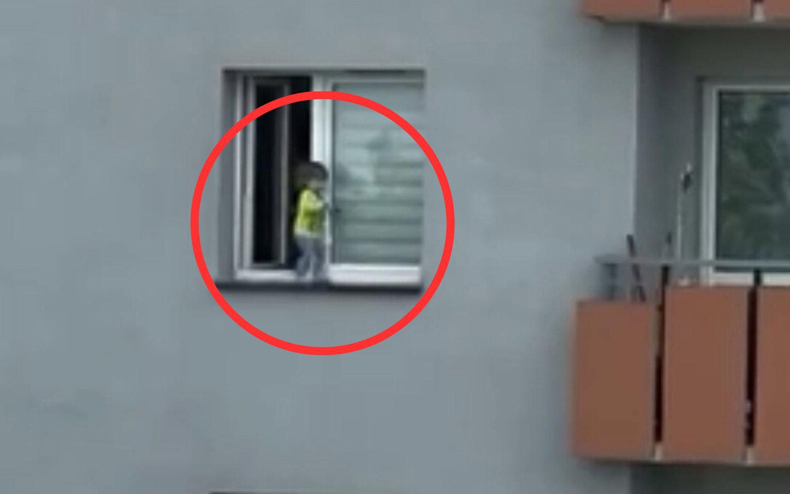 Dziecko na parapecie w Stalowej Woli