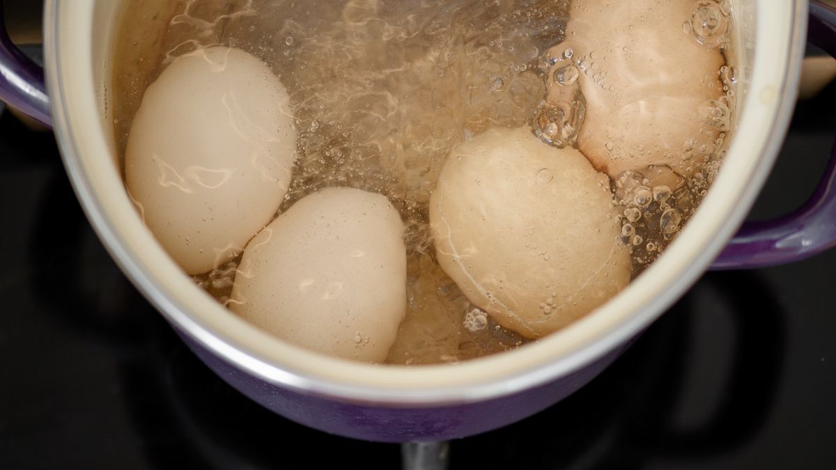 Jak gotować jajka, by nie popękały?