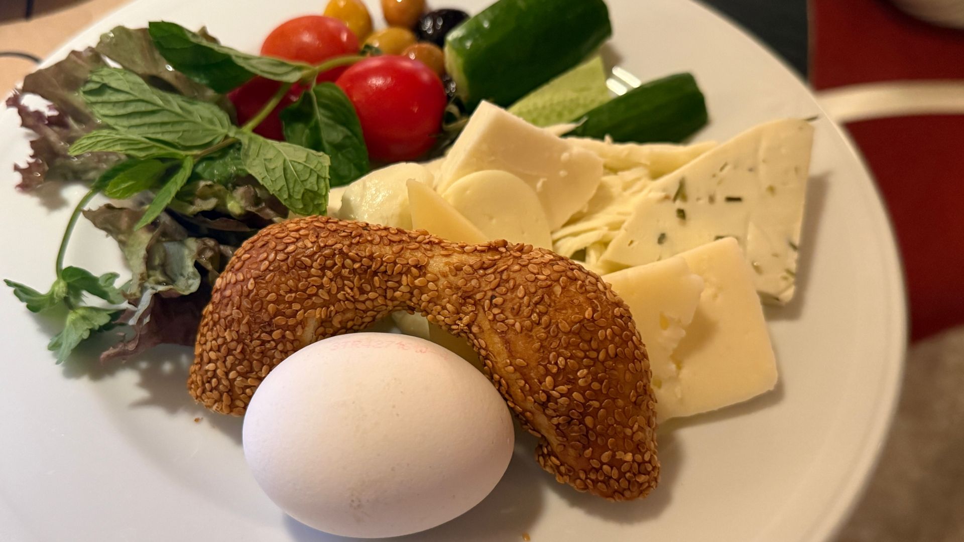 To, kiedy najlepiej jeść śniadanie, zależy od stylu życia, przyzwyczajeń, a nawet pory i składu kolacji.