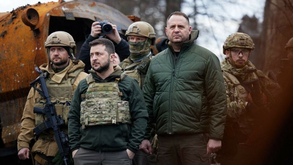 Prezydent Wo?odymyr Ze?enski odwiedzi? Bucz?A handout picture taken and released on April 4, 2022 by Ukrainian presidential press service shows Ukainian President Volodymyr Zelensky (C) visiting the town of Bucha, northwest of the Ukrainian capital Kyiv. - Ukraine's President Volodymyr Zelensky said on April 3, 2022 the Russian leadership was responsible for civilian killings in Bucha, outside Kyiv, where bodies were found lying in the street after the town was retaken by the Ukrainian army. The Russian Defense Ministry rejected accusations the same day argueing that Russian forces left Bucha on March 30 while evidence of killings was presented four days later. (Photo by AFP) / RESTRICTED TO EDITORIAL USE - MANDATORY CREDIT "AFP PHOTO /UKRAINIAN PRESIDENTIAL PRESS SERVICE/NO MARKETING NO ADVERTISING CAMPAIGNS - DISTRIBUTED AS A SERVICE TO CLIENTSSTR